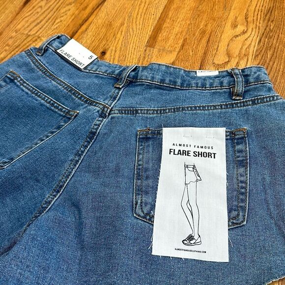 Almost Famous Flare Short Shorts Raw Hem high waist size 5 NWT new with tags - Picture 4 of 10